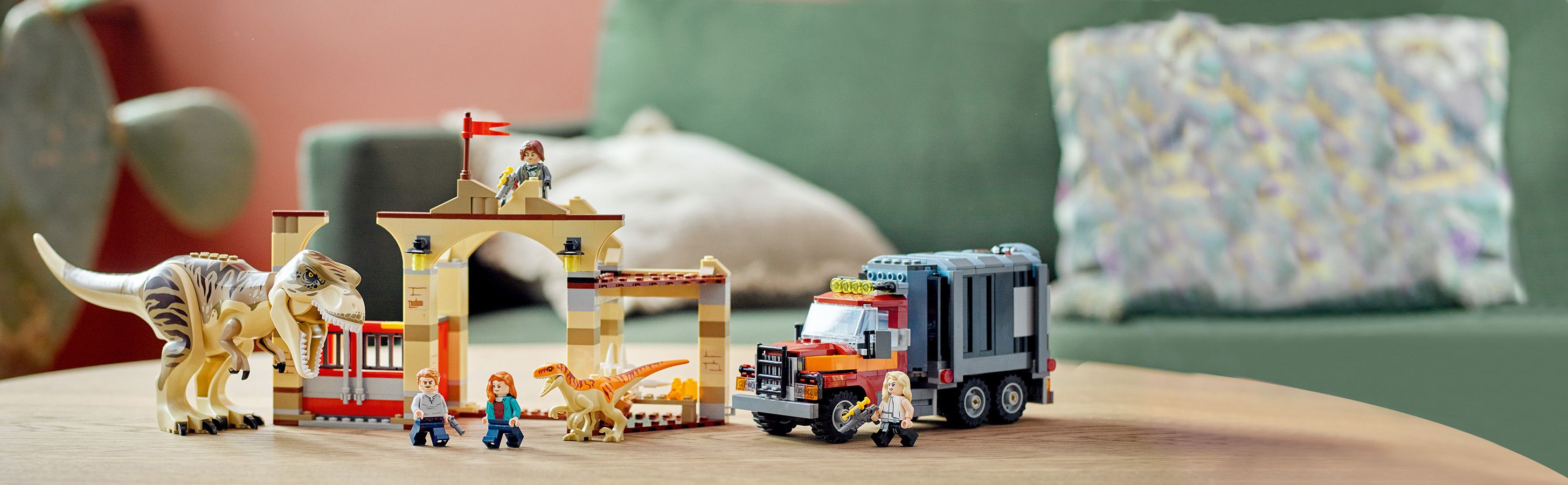 LEGO 76948 baner - Z�o�ony zestaw z akcesoriami