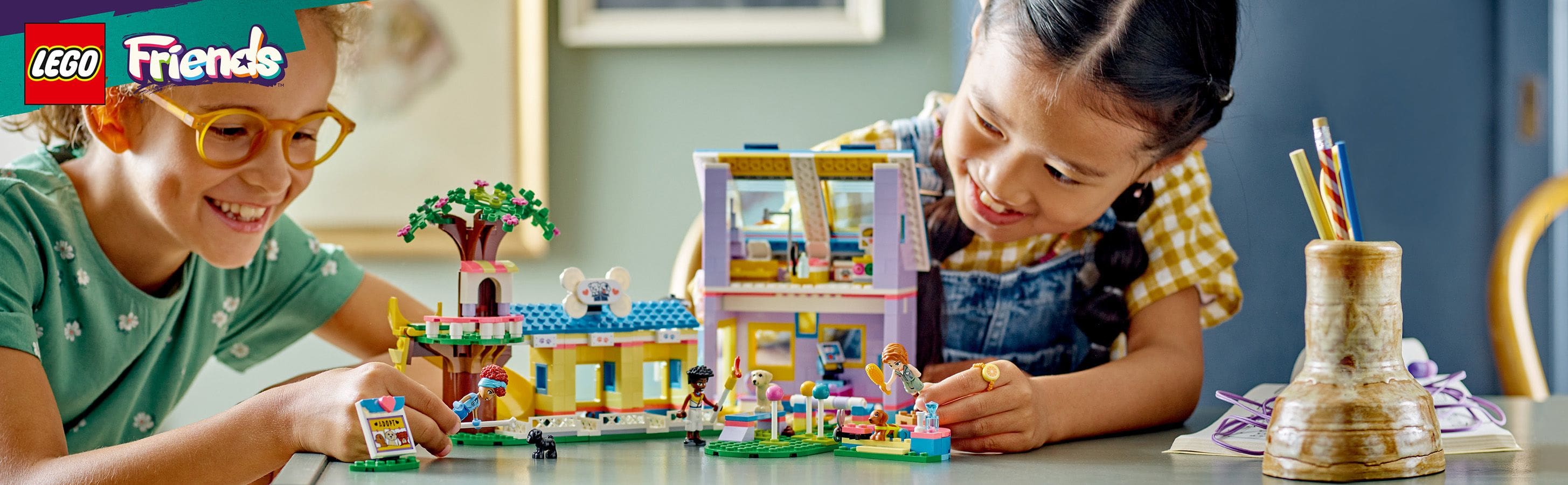 LEGO Friends Centrum ratunkowe dla ps�w 41727 - dzieci bawi�ce si� zestawem klock�w