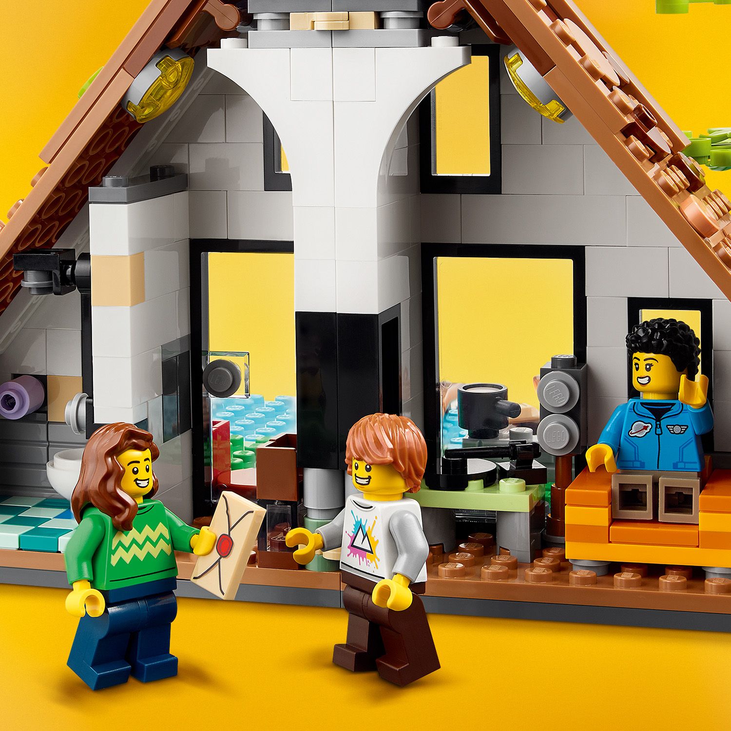 LEGO Creator Przytulny dom 31139 - trzy minifigurki przy domku