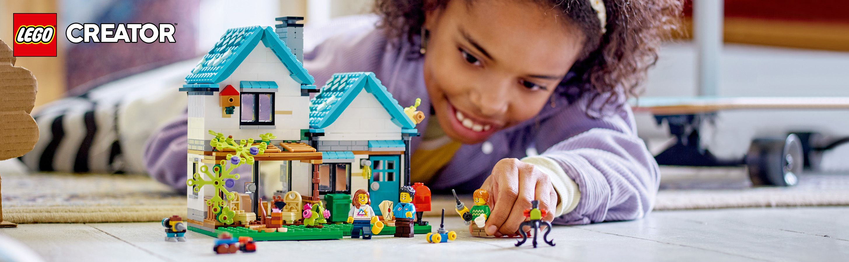 LEGO Creator Przytulny dom 31139 - dziewczynka bawi�ca si� zestawem klock�w