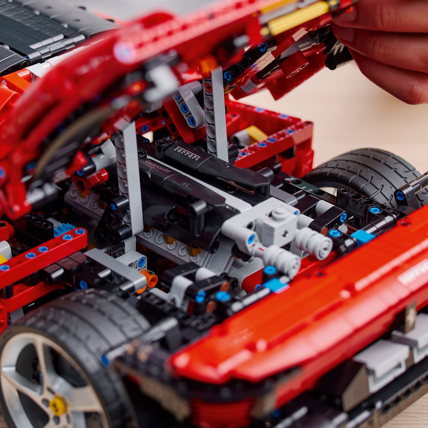 LEGO Technic Ferrari Daytona SP3 42143 - silnik V12