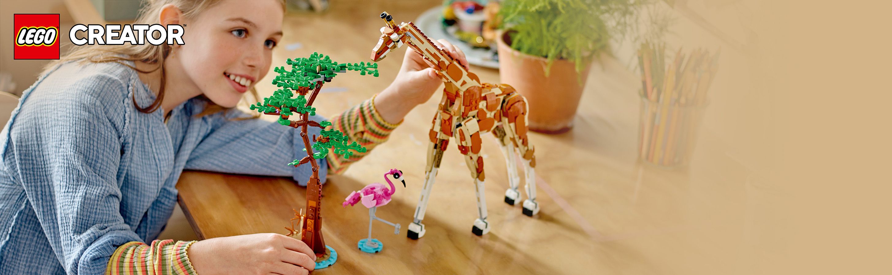 LEGO Creator Dzikie zwierz�ta z safari 31150 - dziewczynka bawi�ca si� zestawem klock�w 