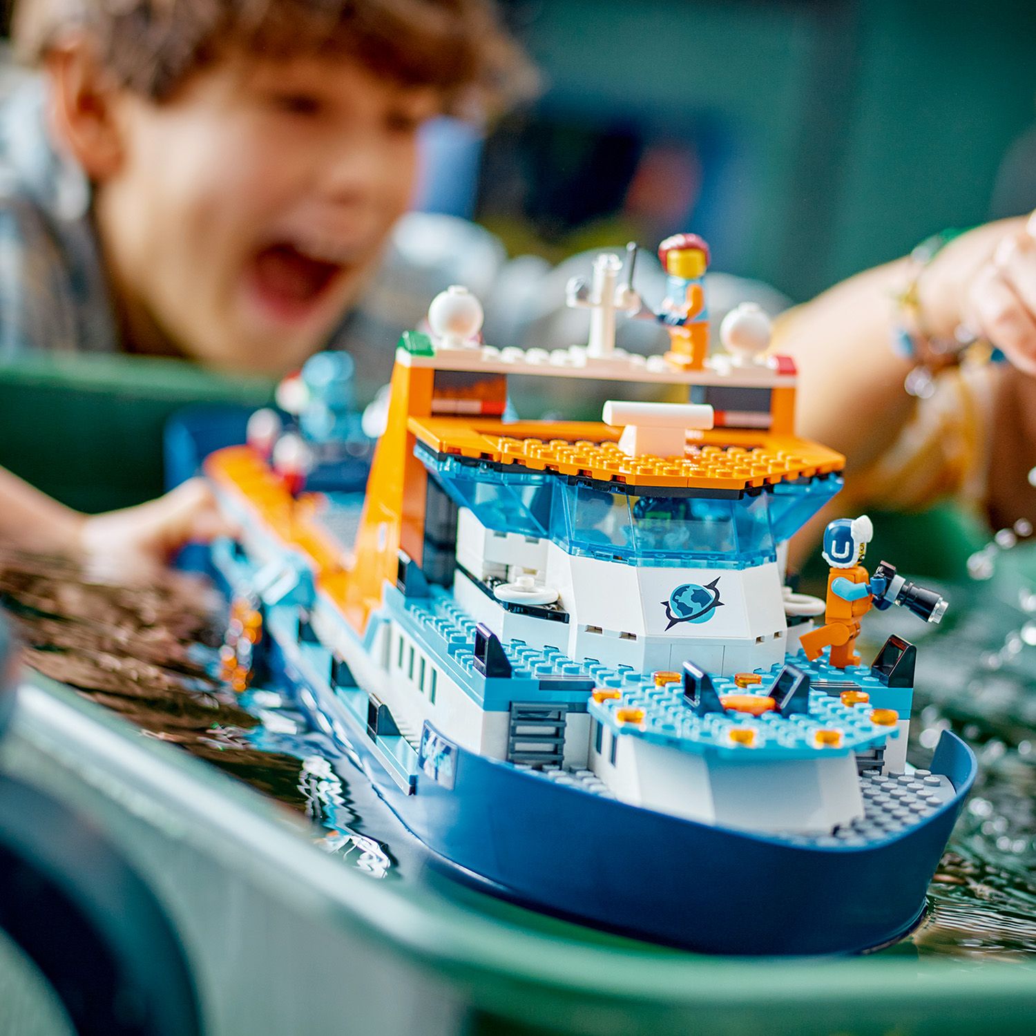 LEGO City ��d� badacza Arktyki 60368 - ch�opiec bawi�cy si� zestawem