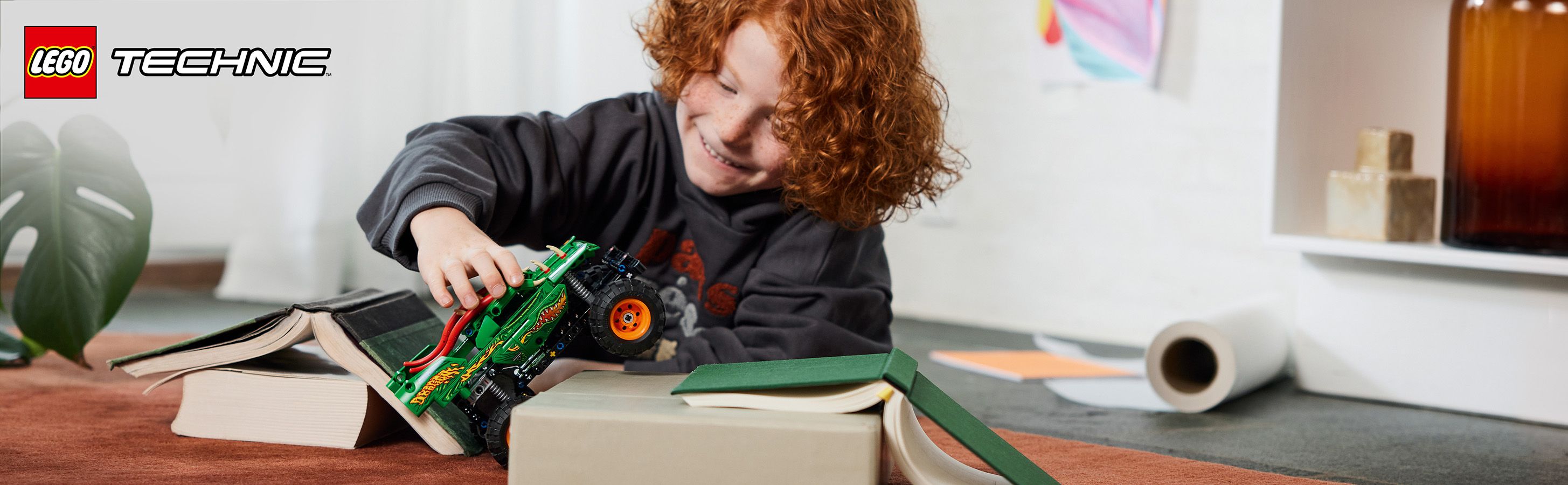 LEGO Technic Monster Jam Dragon 42149 - dziecko bawi�ce si� zestawem klock�w