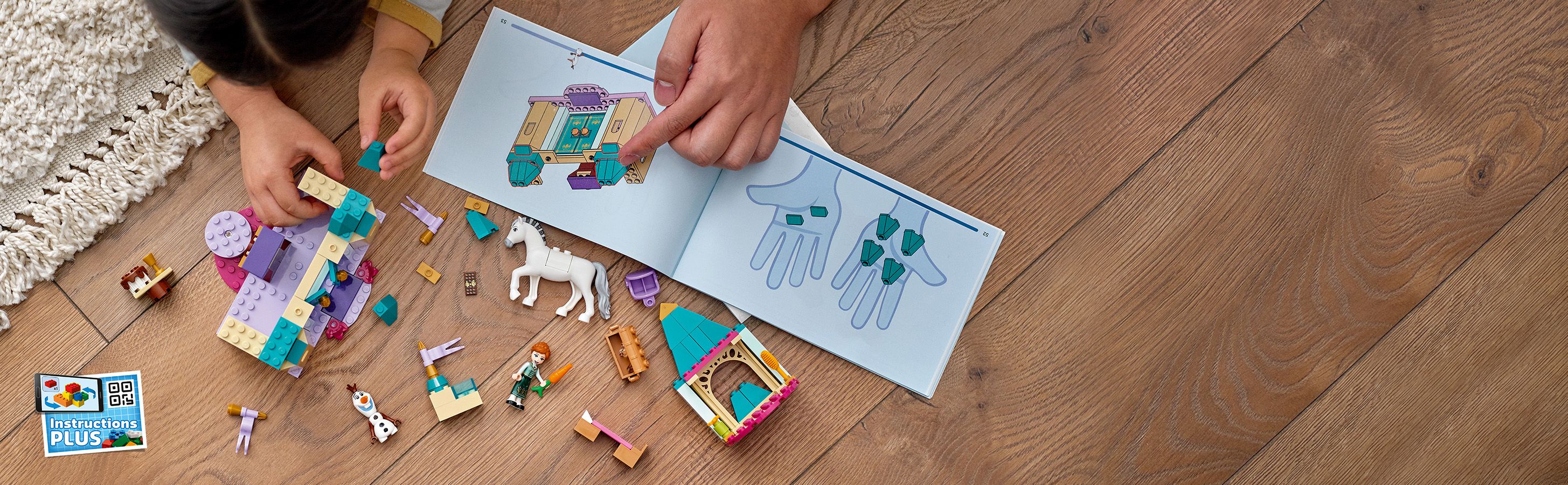 LEGO 43204 baner - Rzut z g�ry na zabaw� klockami