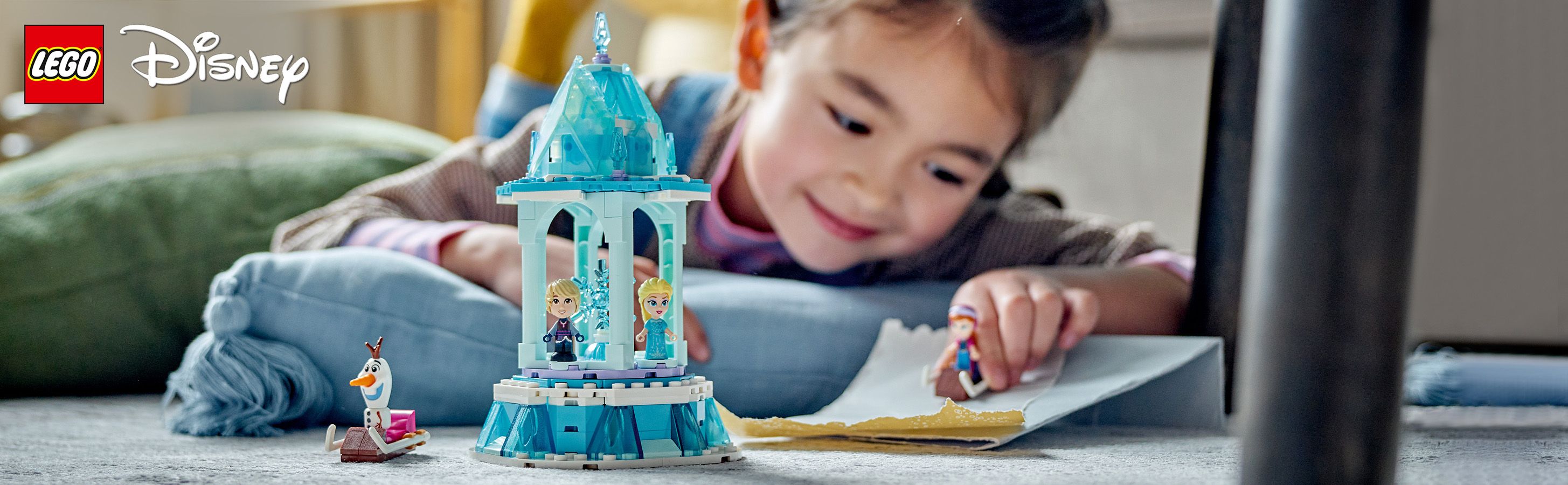LEGO Disney Princess Magiczna karuzela Anny i Elzy 43218 - dziewczynka bawi�ca si� zestawem klock�w