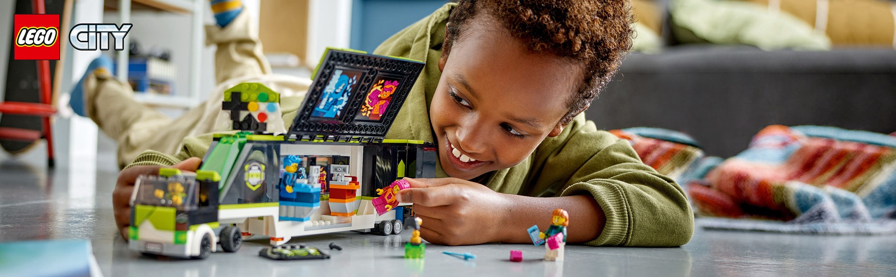 LEGO City Ci�ar�wka na turniej gier 60388 - ch�opiec bawi�cy si� zestawem klock�w