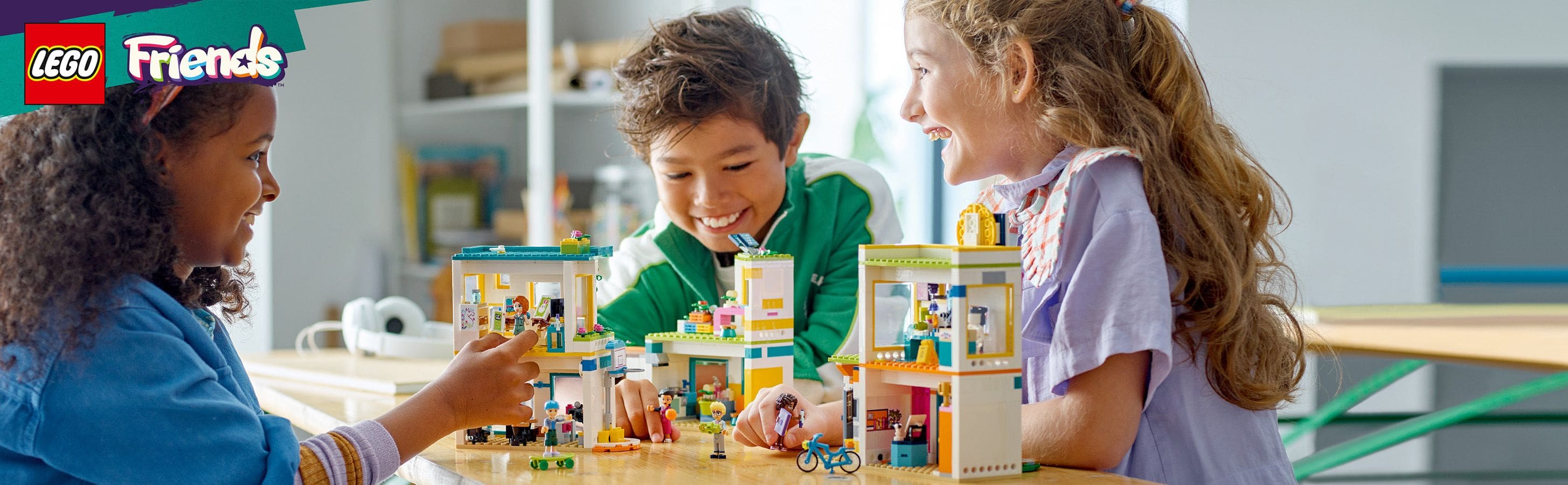LEGO Friends Mi�dzynarodowa szko�a w Heartlake 41731 - dzieci bawi�ce si� zestawem klock�w