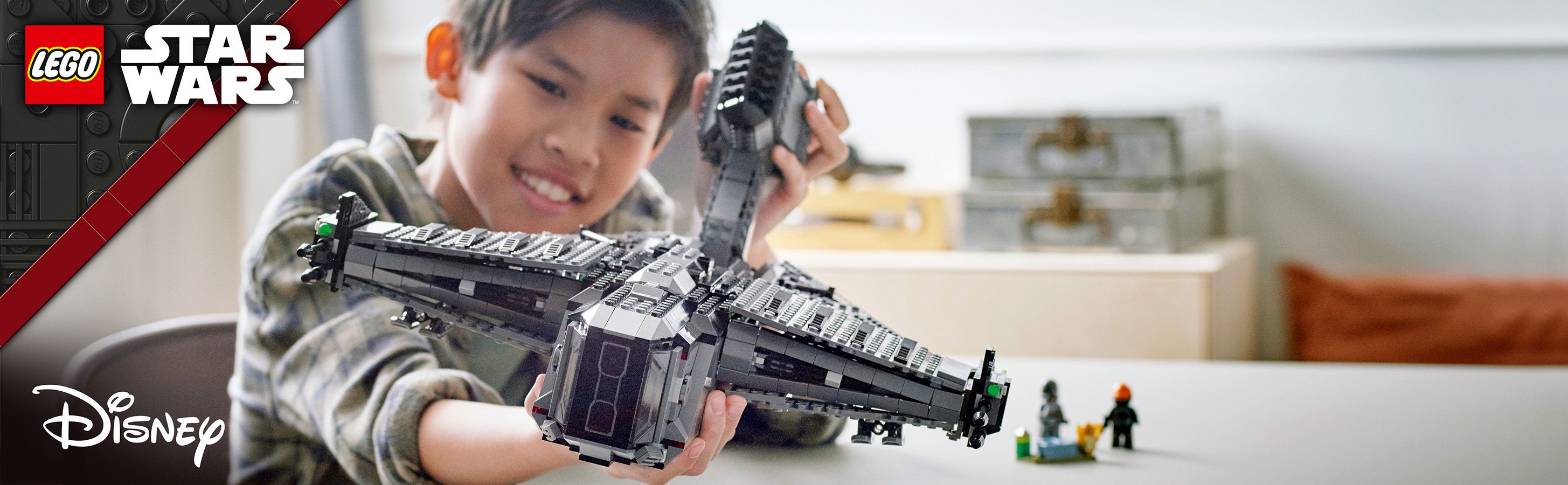 LEGO 75323 baner - Ch�opiec bawi�cy si� zestawem