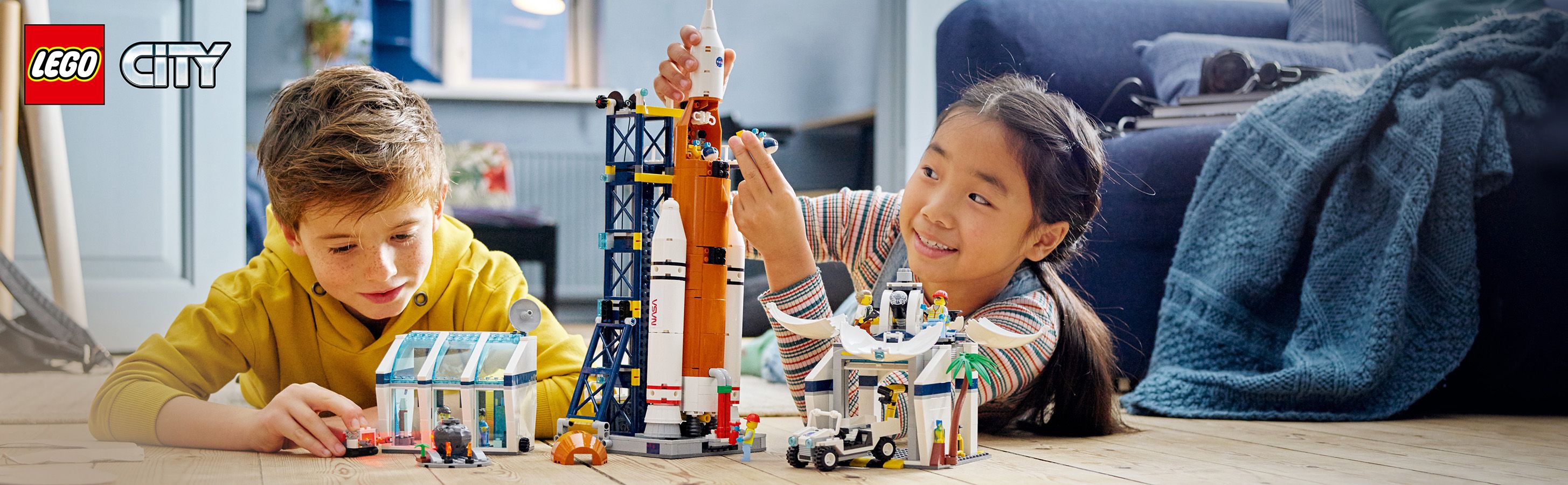LEGO City Start rakiety z kosmodromu 60351 - dzieci bawi�ce si� zestawem klock�w