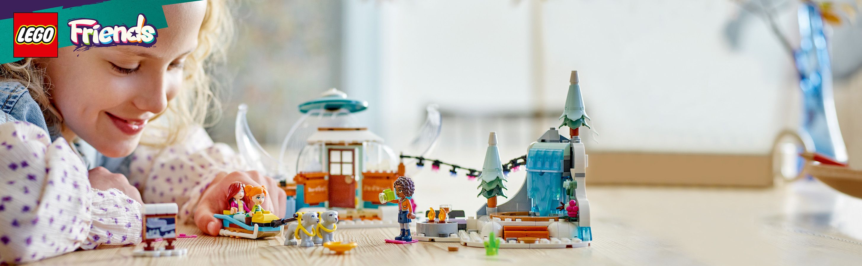 LEGO Friends Przygoda w igloo 41760 - dziewczynka bawi�ca si� zestawem klock�w