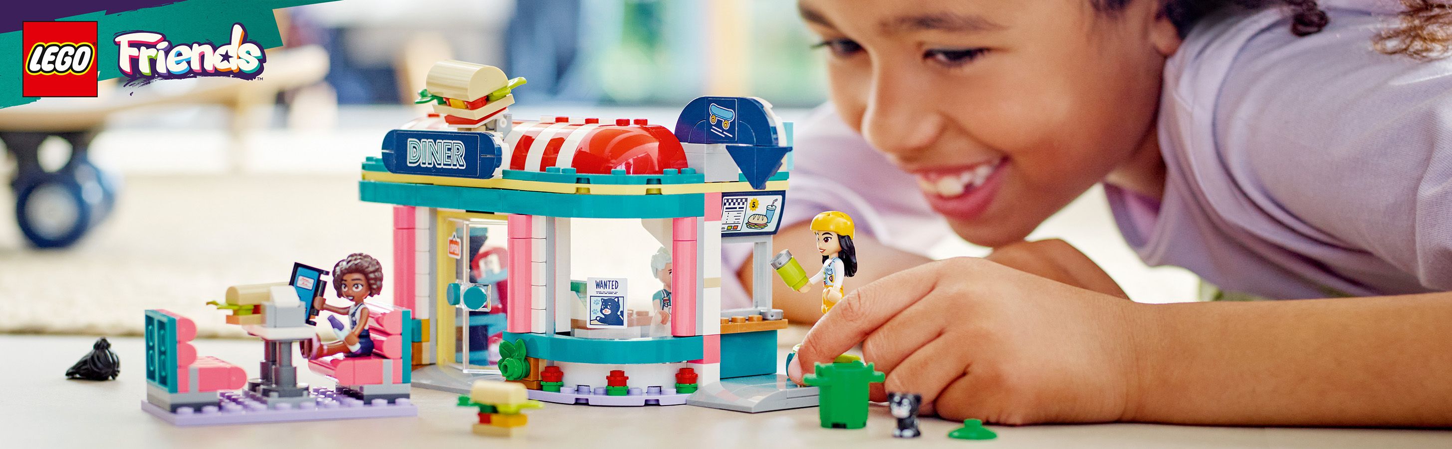 LEGO Friends Bar w �r�dmie�ciu Heartlake 41728 - dziewczynka bawi�ca sie zestawem klock�w