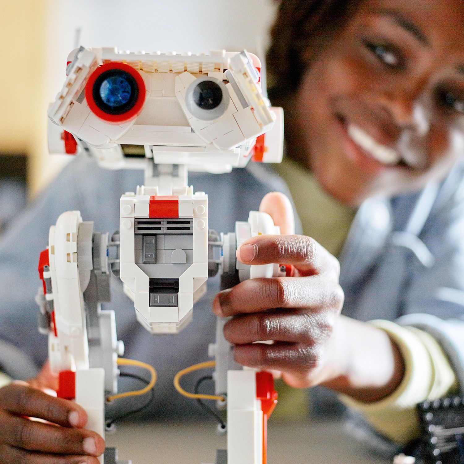 LEGO Star Wars BD-1 75335 - dziecko bawi�ce si� droidem