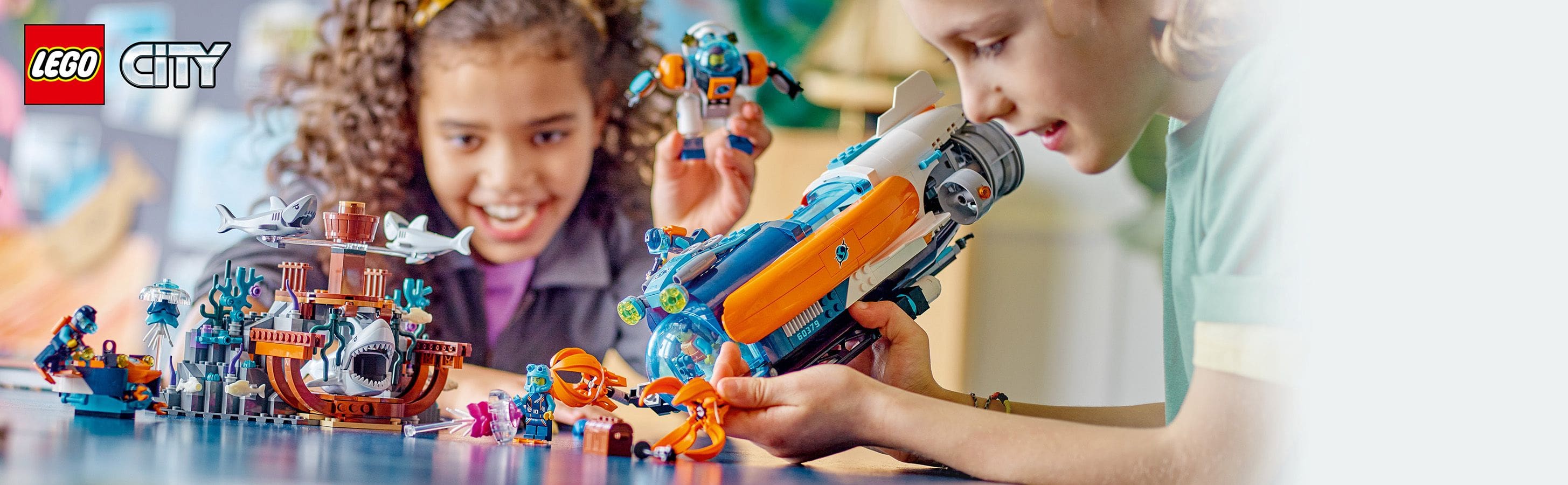 LEGO City ��d� podwodna badacza dna morskiego 60379 - dzieci bawi�ce si� zestawem klock�w