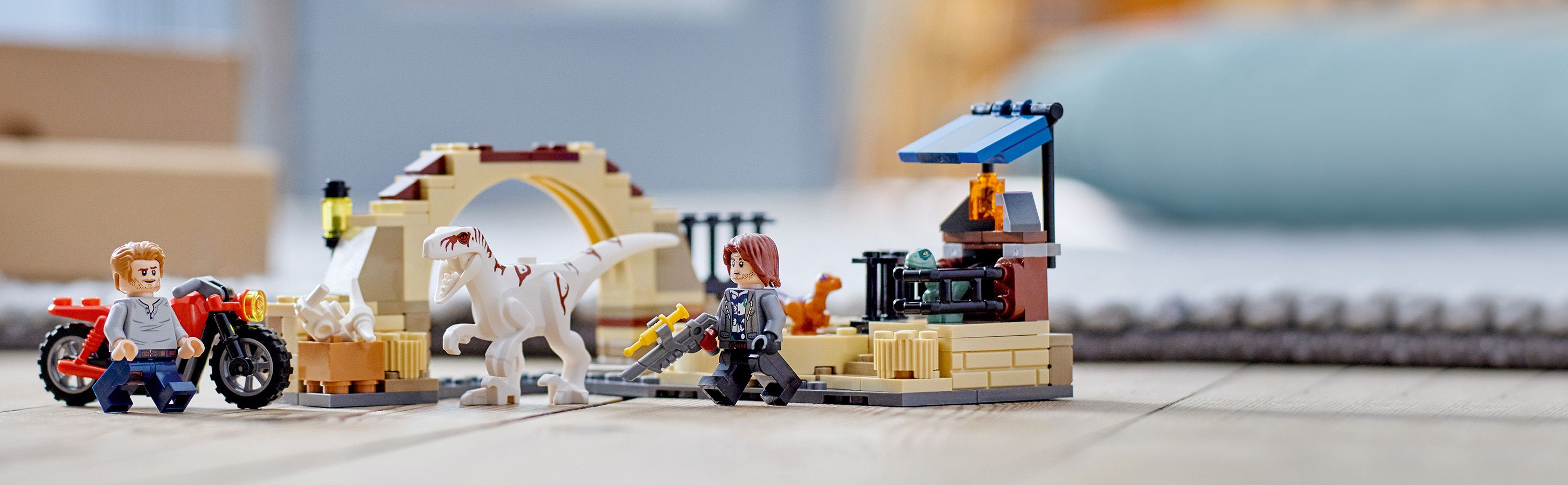 LEGO 76945 baner - Z�o�ony zestaw z akcesoriami