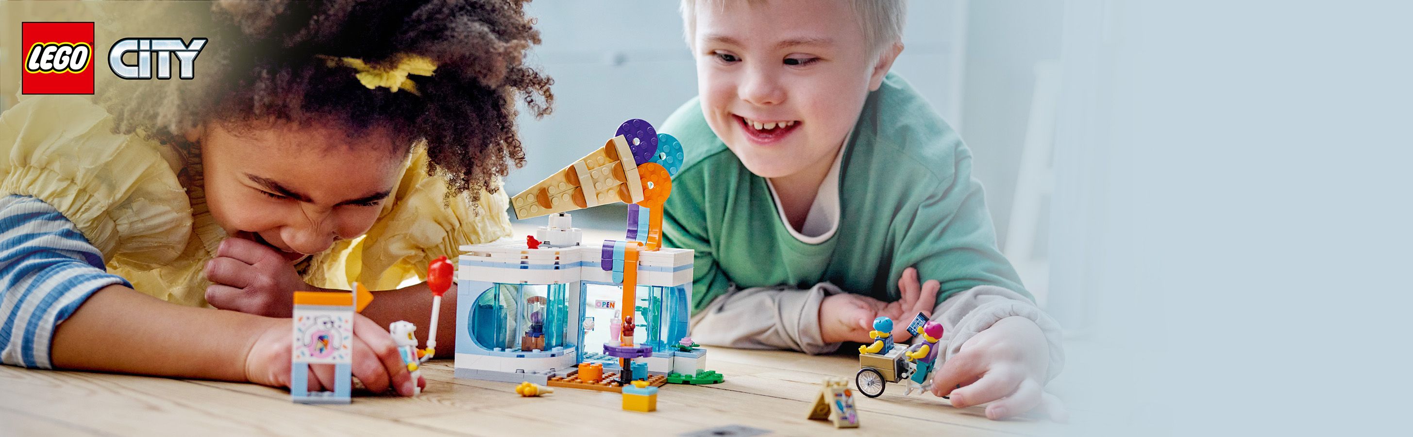 LEGO City Lodziarnia 60363 - dzieci bawi�ce si� zestawem klock�w
