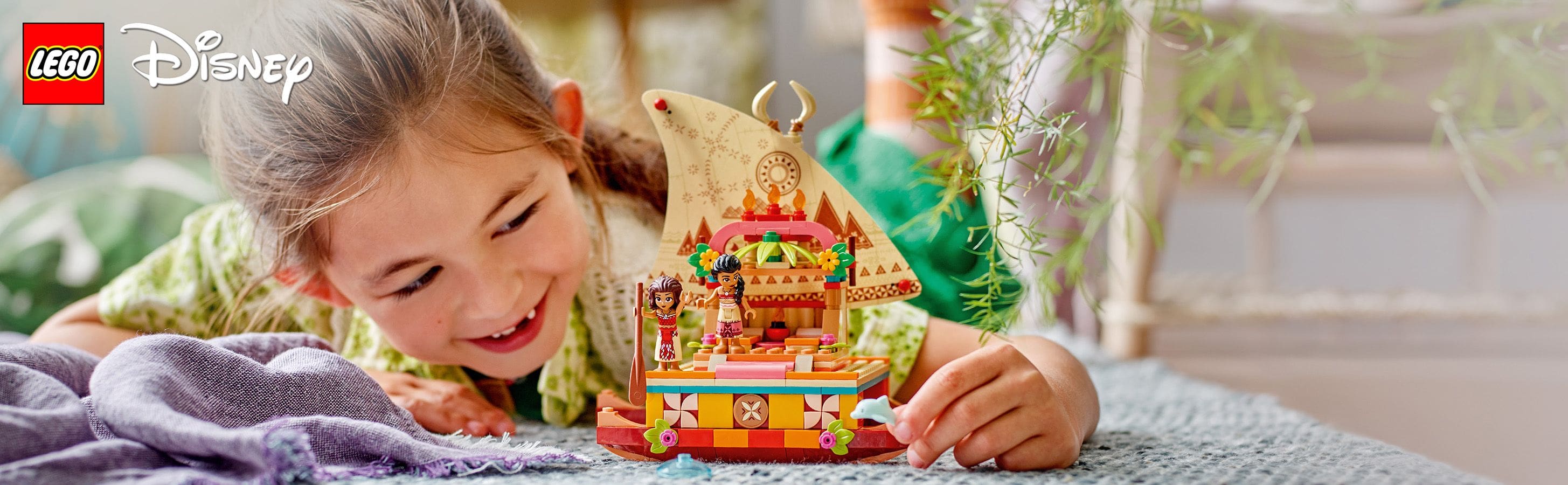 LEGO Disney Princess Katamaran Vaiany 43210 - dziewczynka bawi�ca si� zestawem