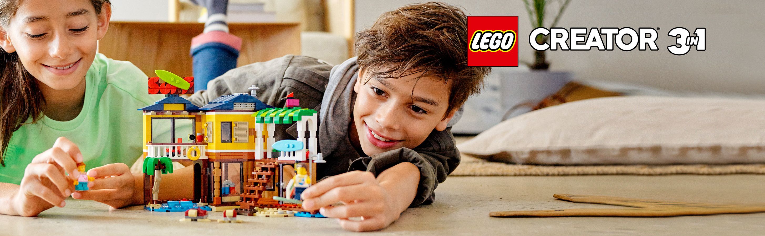 LEGO Creator Domek surfer�w na pla�y 31118 - dzieci bawi�ce si� zestawem klock�w