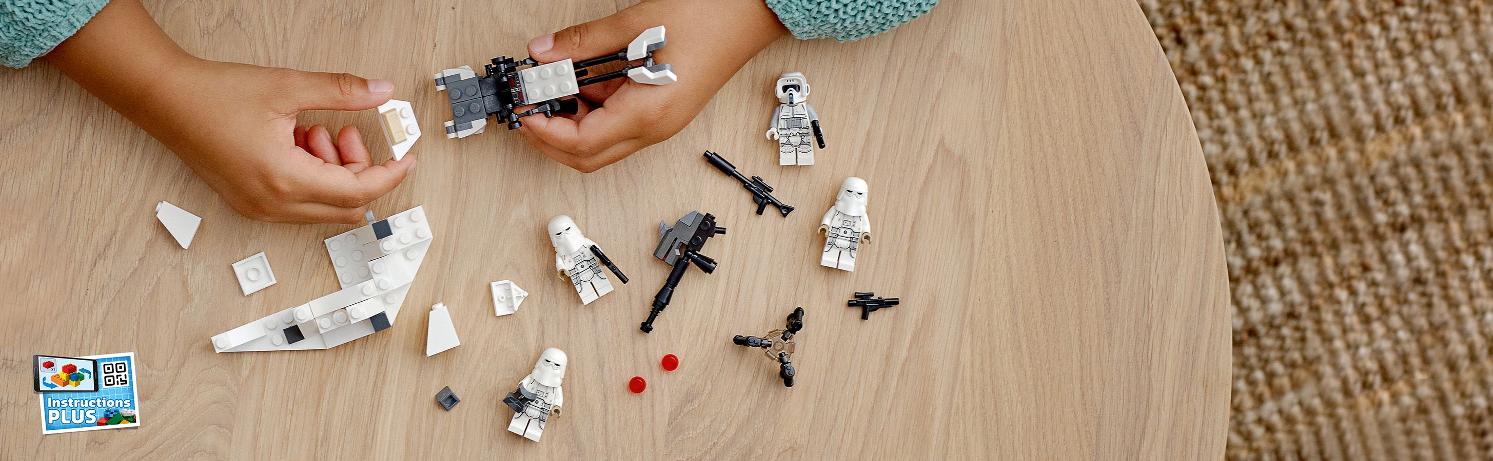 LEGO 75320 baner - Rzut z g�ry na zabaw� klockami