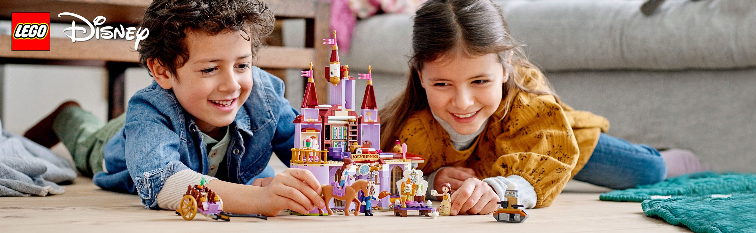 LEGO Disney Princess Zamek Belli i Bestii 43196 - dzieci bawi�ce si� zestawem klock�w