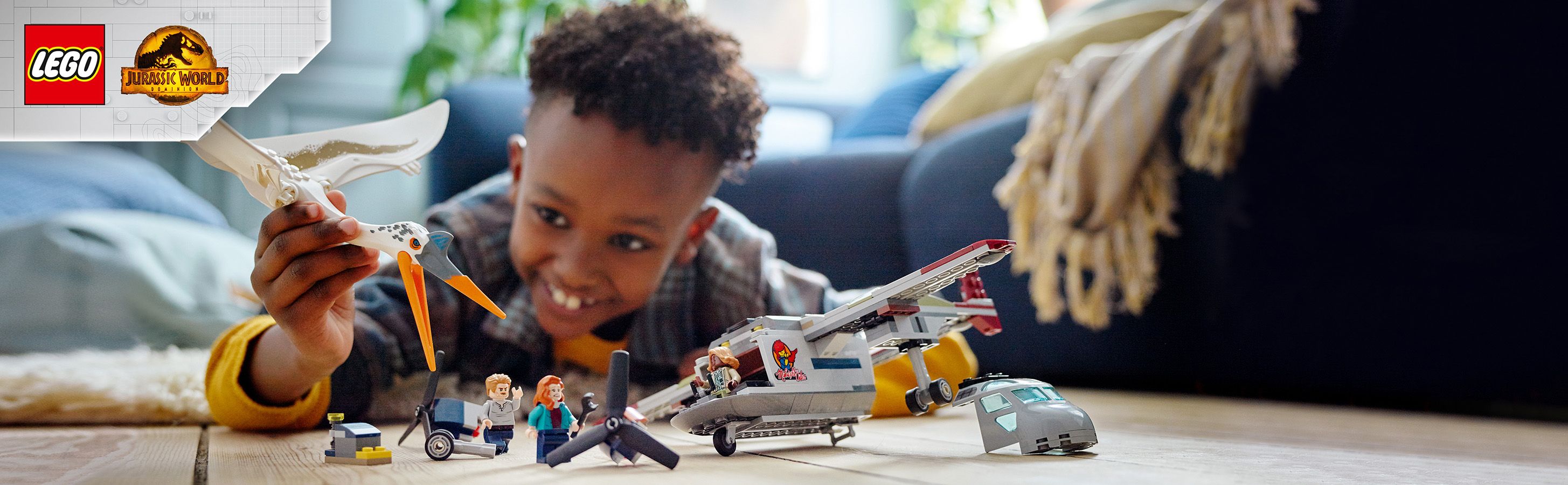 LEGO 76947 baner - Dziecko bawi�ce si� zestawem