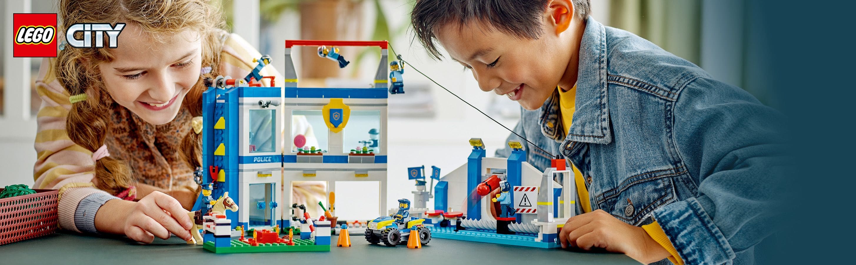 LEGO City Akademia policyjna 60372 - dzieci bawi�ce si� zestawem klock�w