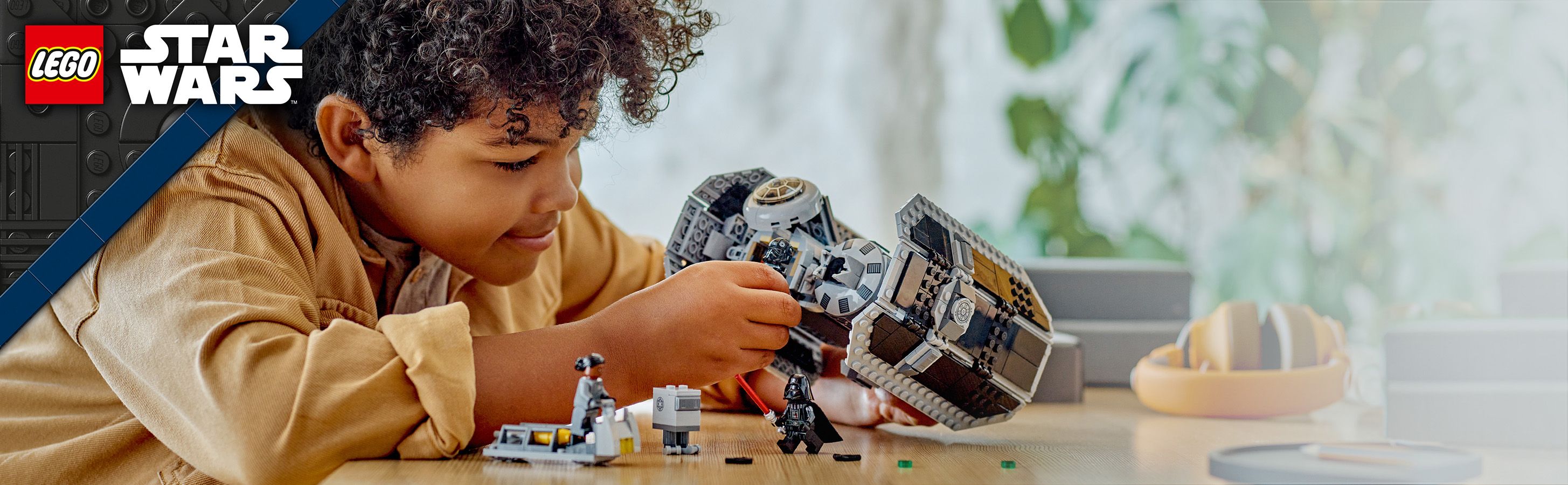 LEGO Star Wars Bombowiec TIE 75347 - ch�opiec bawi�cy si� zestawem klock�w