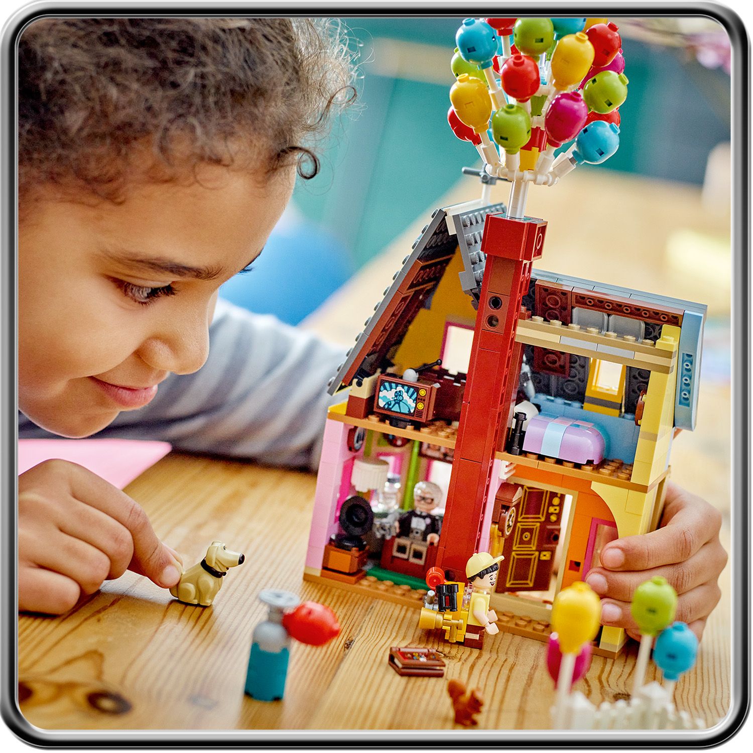 LEGO Disney Classic Dom z bajki Odlot 43217 - dziewczynka bawi�ca si� zestawem klock�w