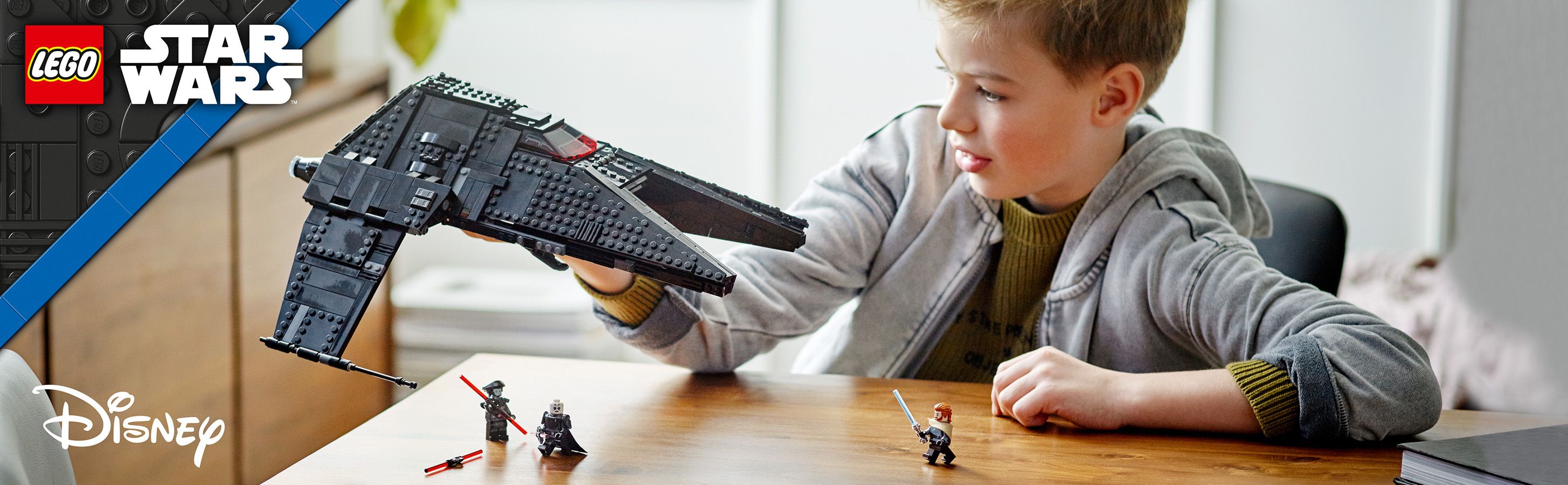 LEGO 75336 baner - Ch�opiec bawi�cy si� zestawem
