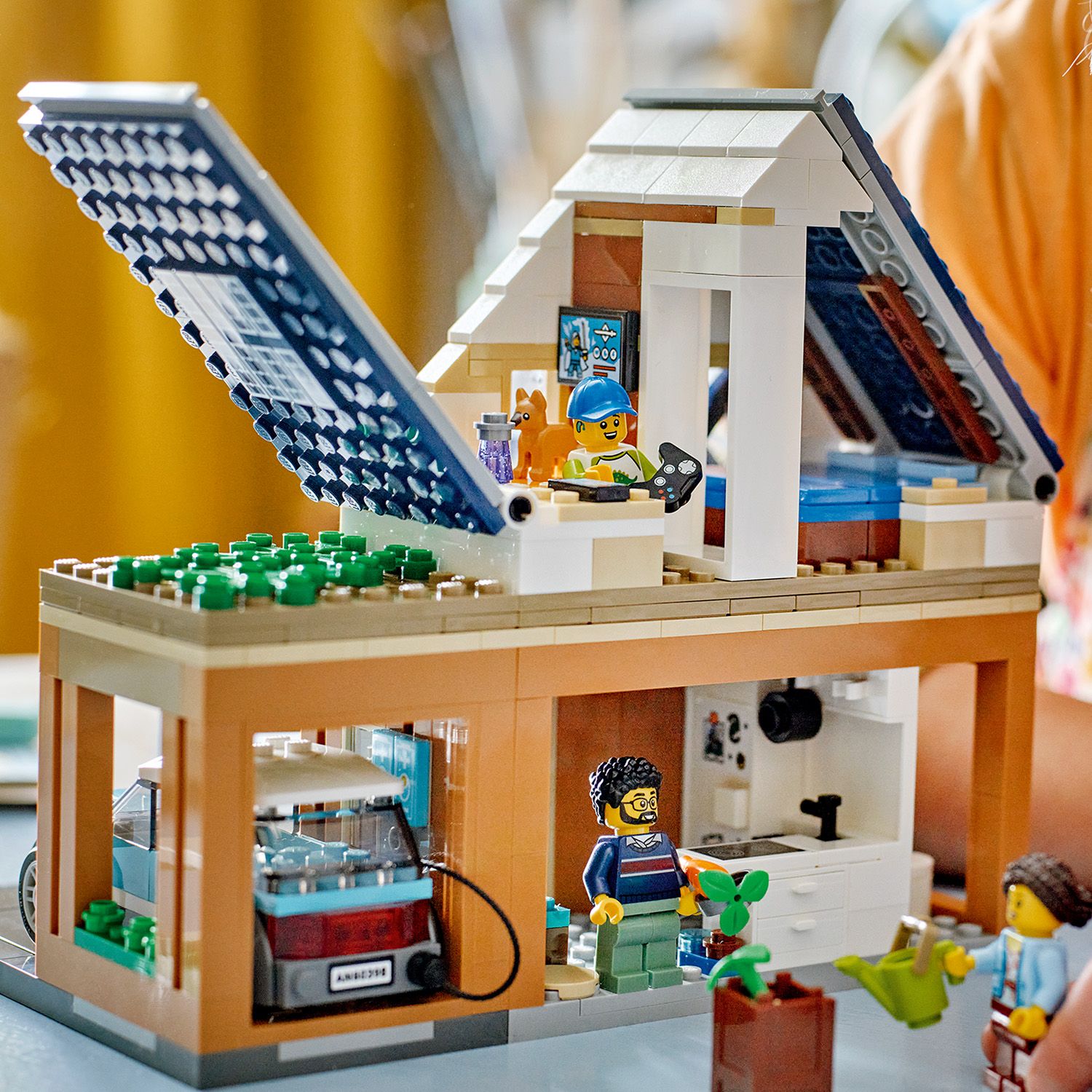 LEGO City Domek rodzinny i samoch�d elektryczny 60398 - otwierany dach