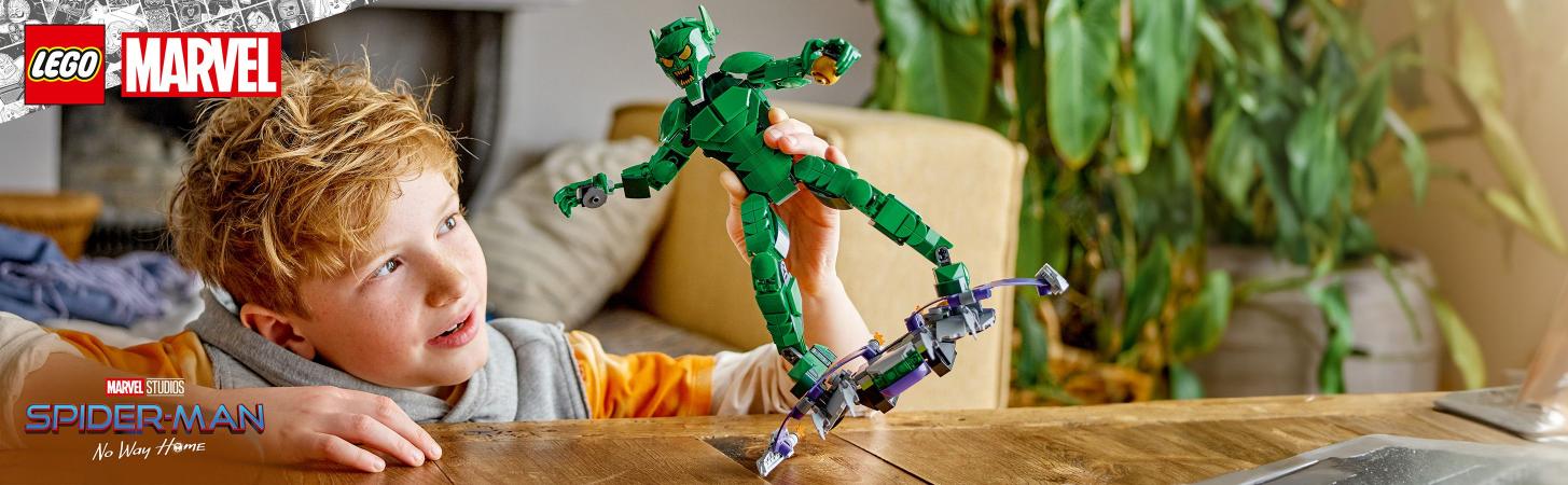 LEGO Super Heroes Figurka Zielonego Goblina 6471516 - ch�opiec bawi�cy si� zestawem klock�w