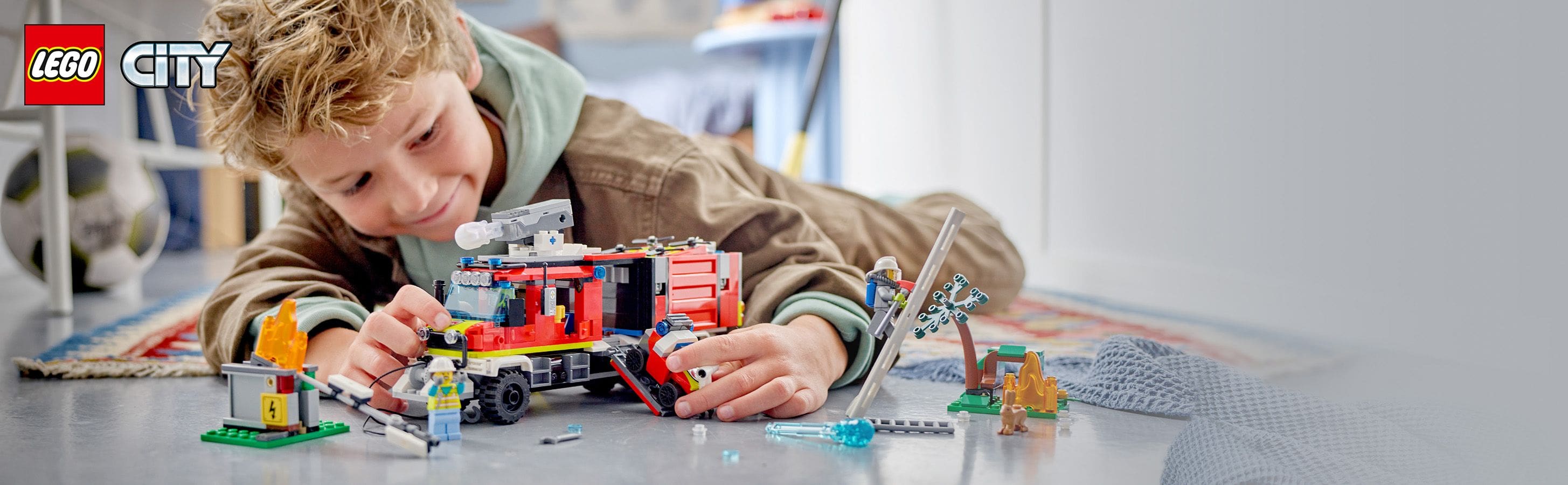 LEGO City Terenowy pojazd stra�y po�arnej 60374 - ch�opiec bawi�cy si� zestawem
