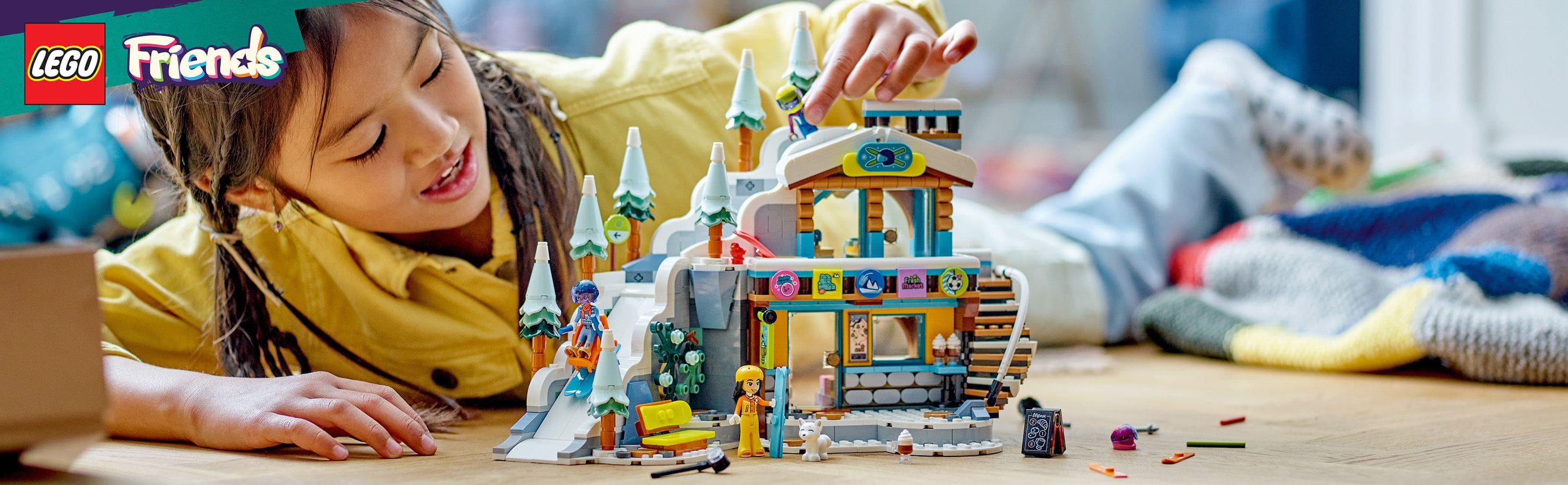 LEGO Friends Stok narciarski i kawiarnia 41756 - dziewczynka bawi�ca si� zestawem klock�w
