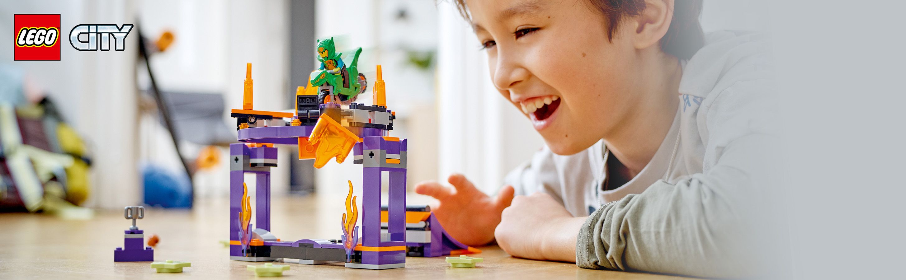 LEGO City Wyzwanie kaskaderskie — rampa z ko�em do przeskakiwania 60359 - dziecko bawi�ce si� zestawem klock�w