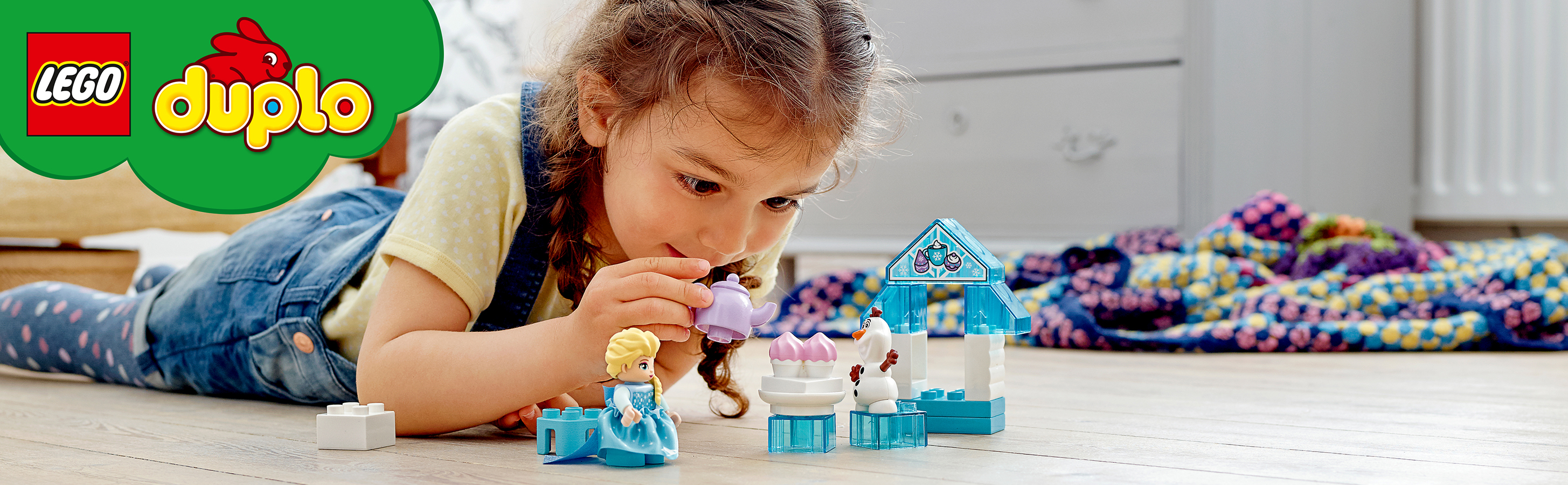 LEGO 10920 baner - Dziewczynka bawi�ca si� zestawem