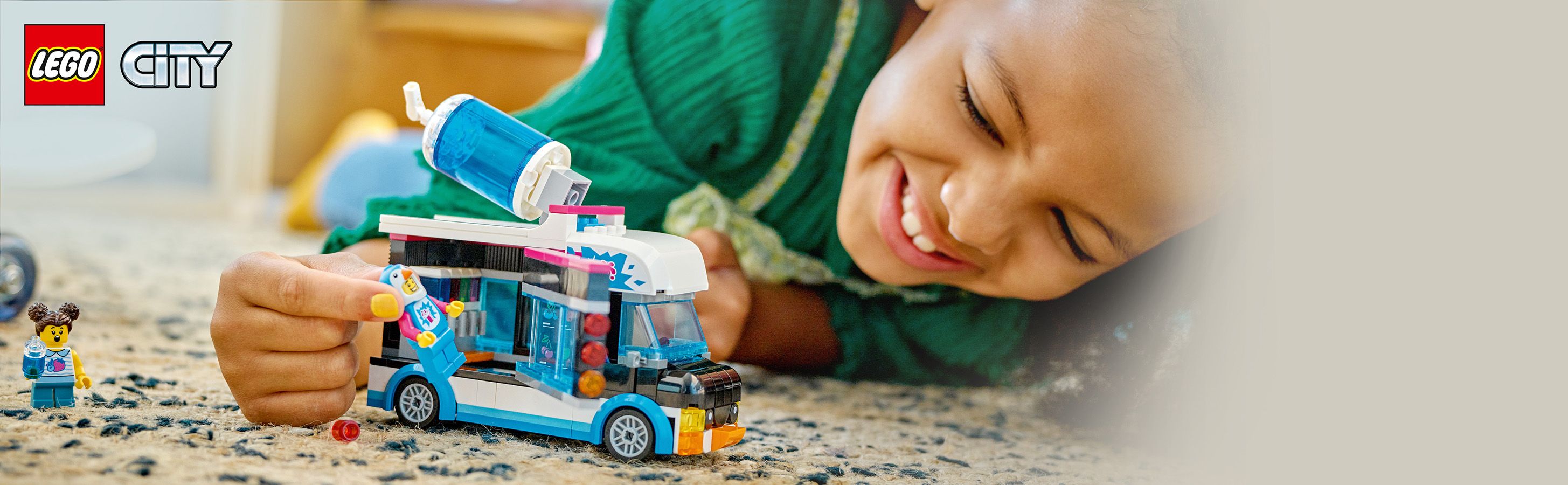 LEGO City Pingwinia furgonetka ze slushem 60384 - dziewczynka bawi�ca si� zestawem klock�w